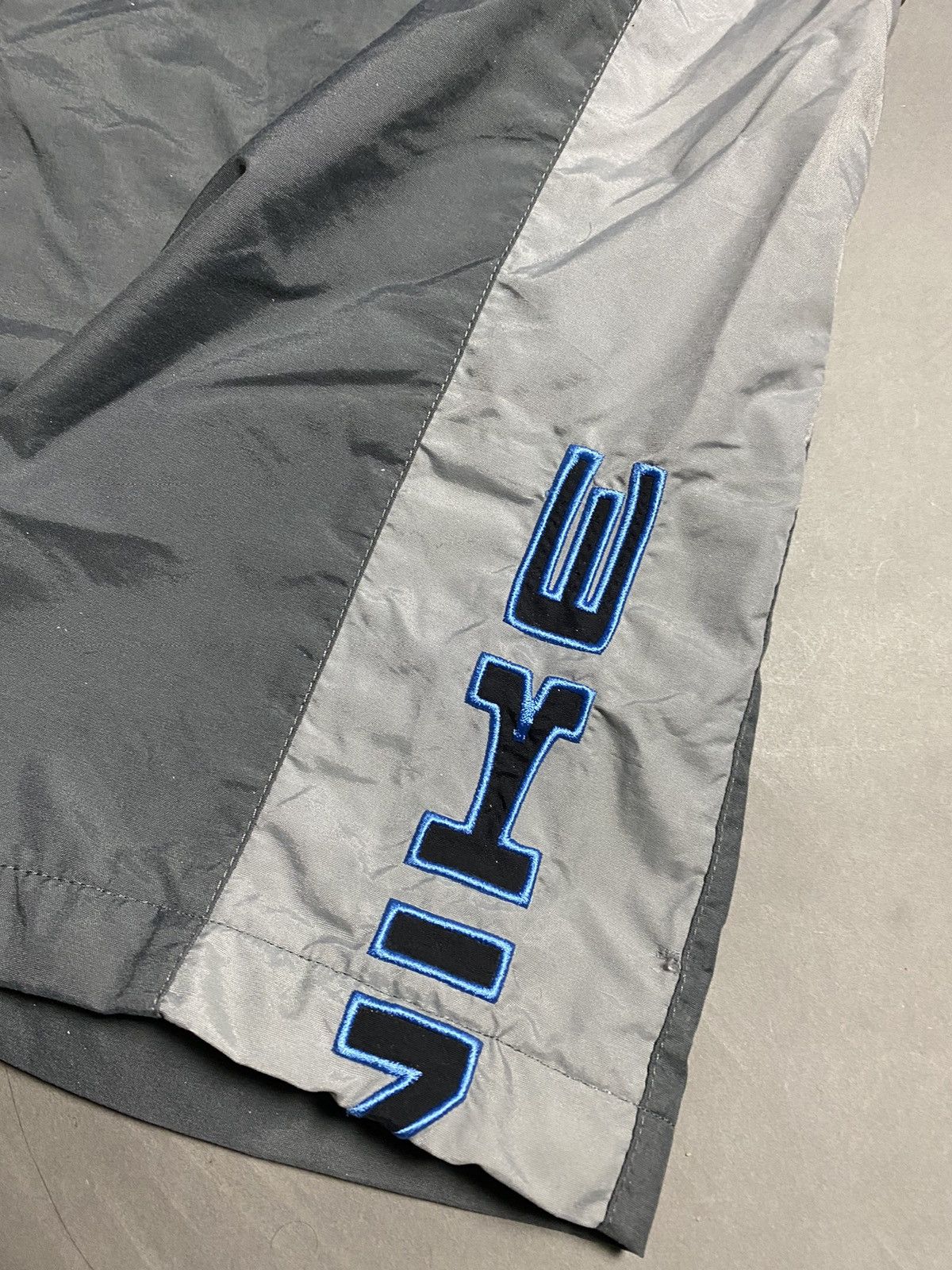 Nike × Vintage Nike vintage grey blue nylon track pants big logo Size US 34 / EU 50 - 5 Thumbnail
