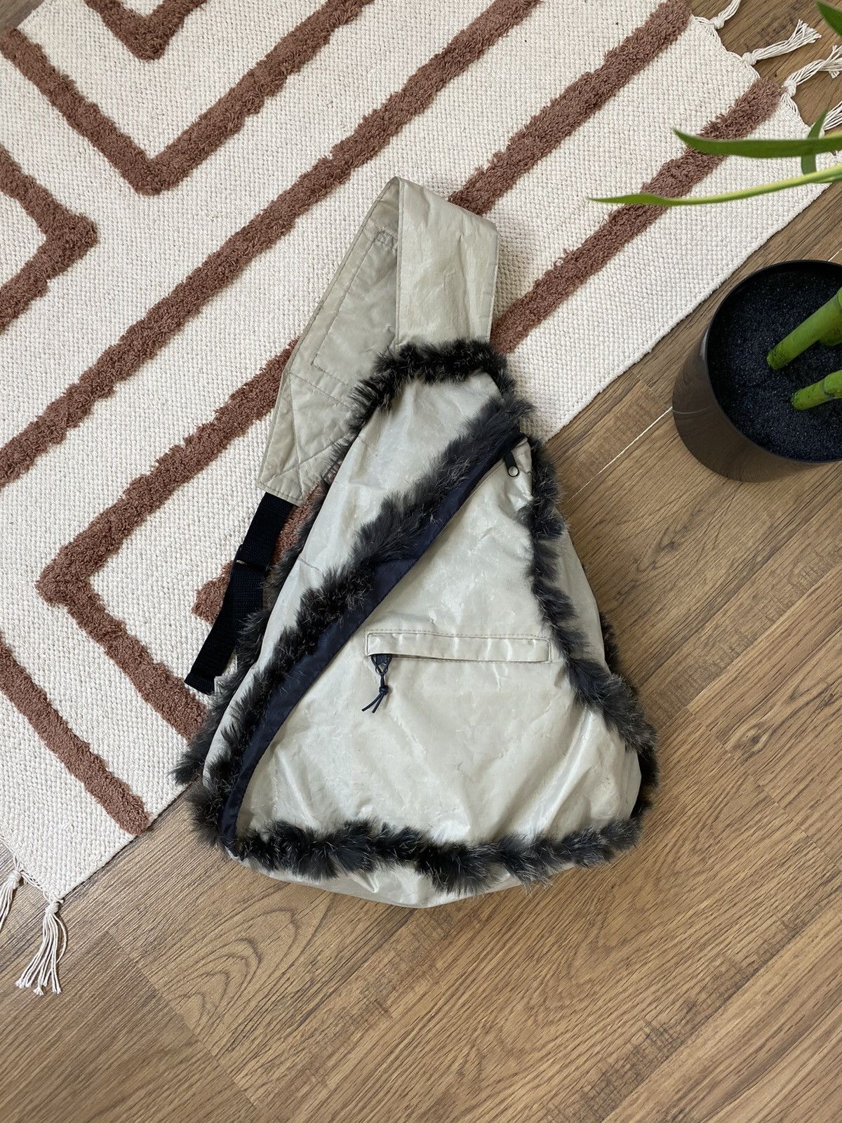 VINTAGE MULTIPOCKET FLUFFY CROSSBODY BAG