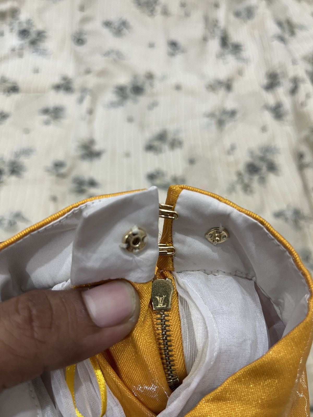 Louis Vuitton (Qqqq). LOUIS VUITTON SHINE SKIRTS Size 28" / US 6 / IT 42 - 18 Thumbnail