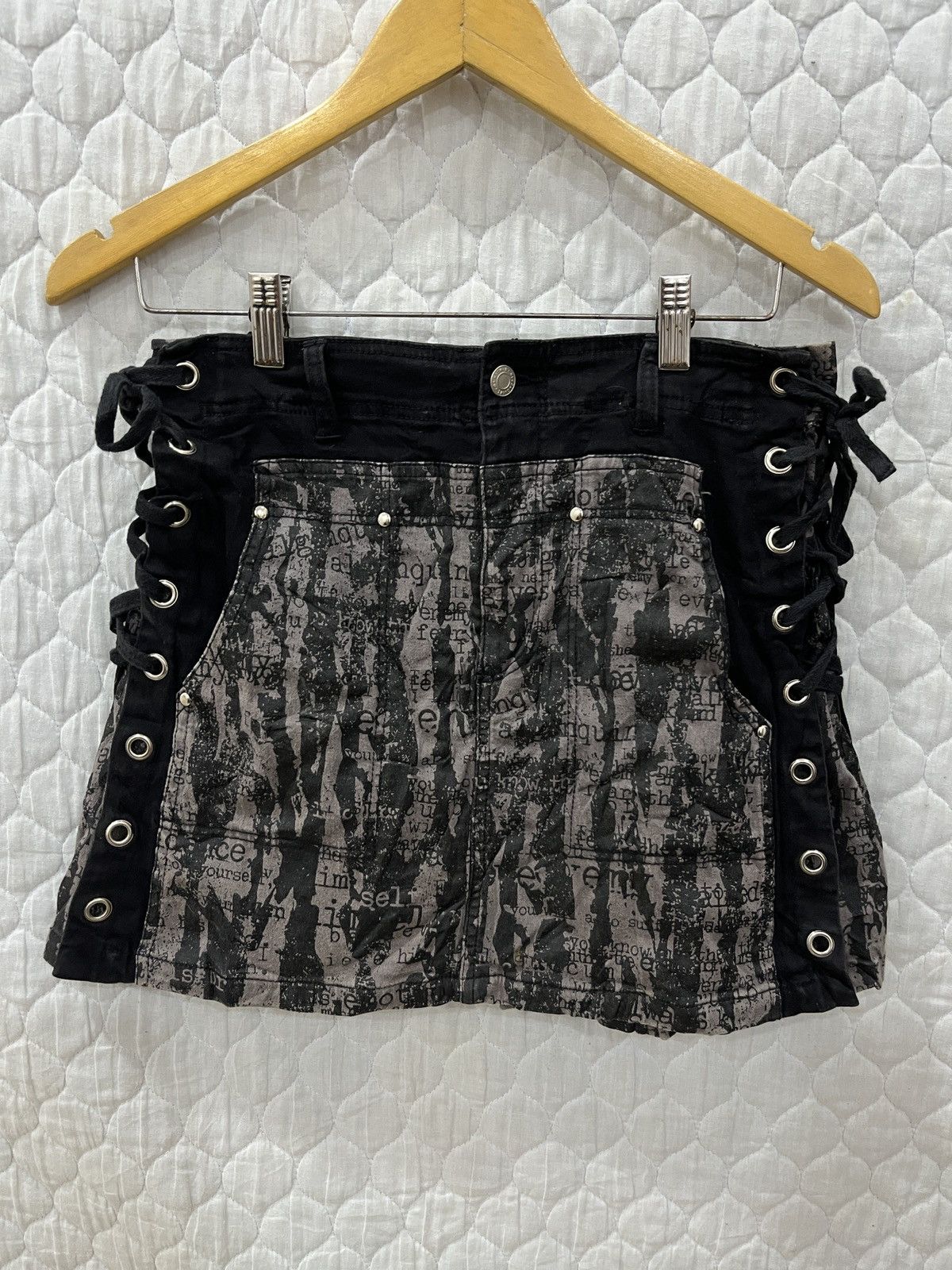 Beauty Beast (Qqqq). ALGON QUINS BONDAGE PUNK SKIRTS Size 29" - 1 Thumbnail