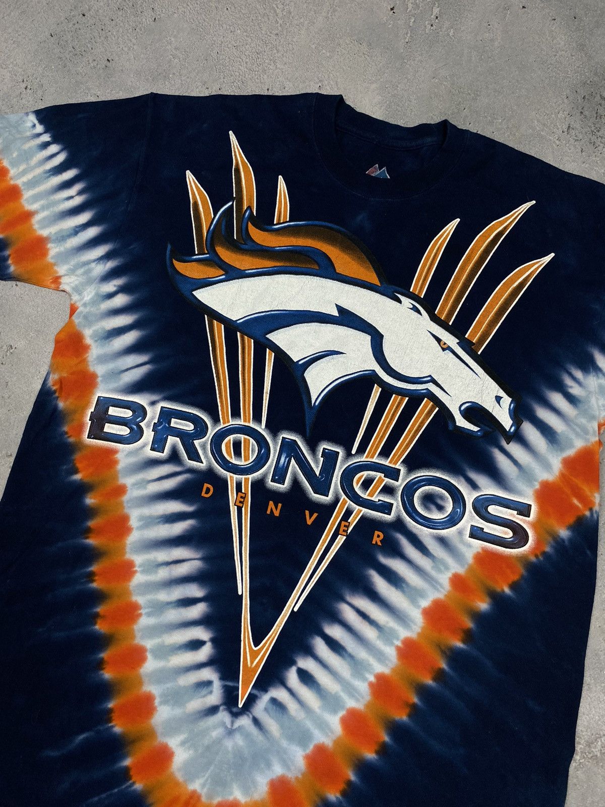 Majestic Broncos Denver NFL vintage t shirt with nice print Size US L / EU 52-54 / 3 - 4 Thumbnail