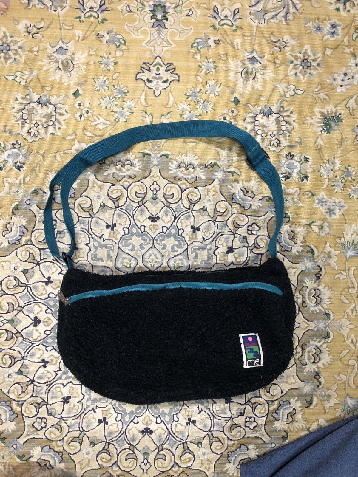 MEI FLEECE SLING/CROSSBODY BAG