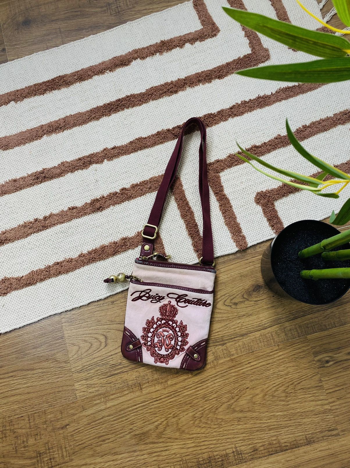 Juicy Couture CUTE VELOUR VINTAGE JUICY COUTURE CROSSBODY BAG Size ONE SIZE - 1 Thumbnail