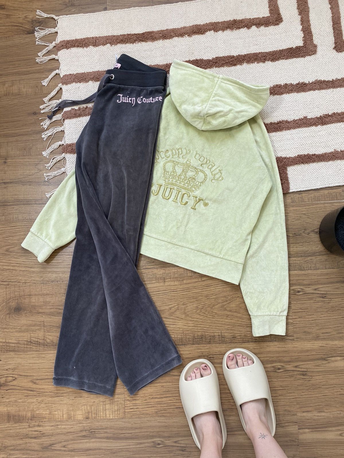 Juicy Couture VINTAGE JUICY COUTURE VELOUR TRACKSUIT Size L / US 10 / IT 46 - 1 Thumbnail