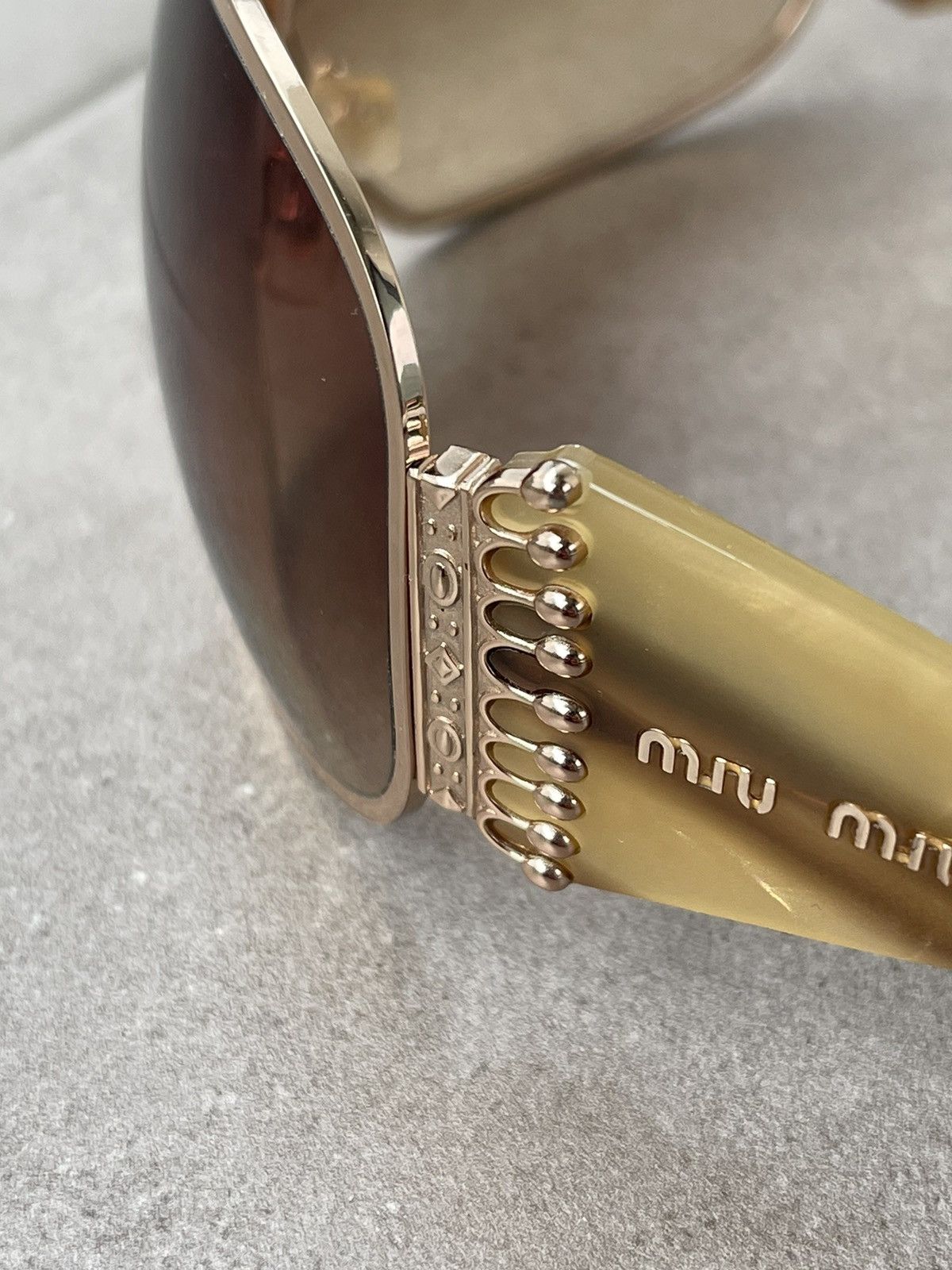 Miu Miu !DS! Miu Miu SMU56G 5AK-3W1 Gold Marble Shield Sunglasses Size ONE SIZE - 10 Thumbnail