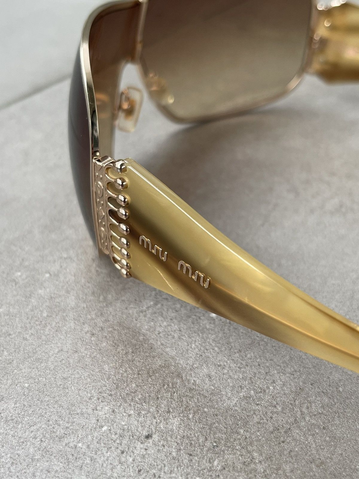 Miu Miu !DS! Miu Miu SMU56G 5AK-3W1 Gold Marble Shield Sunglasses Size ONE SIZE - 7 Thumbnail