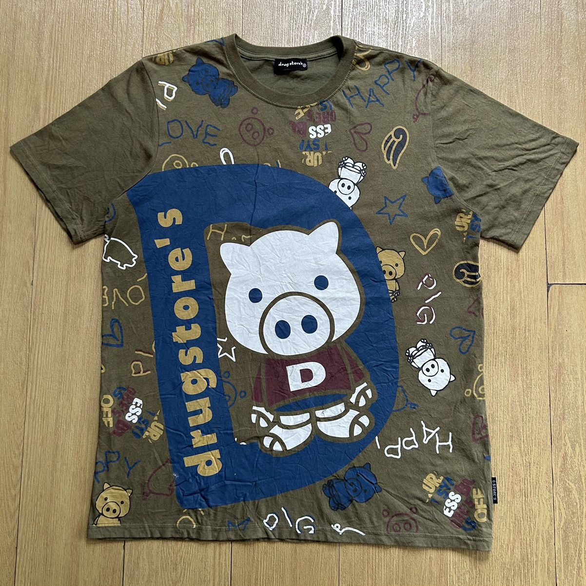 Japanese Brand 🔥RARE Drug Store Pig Big Logo Spell Out Full Print T-shirts Size US L / EU 52-54 / 3 - 1 Thumbnail