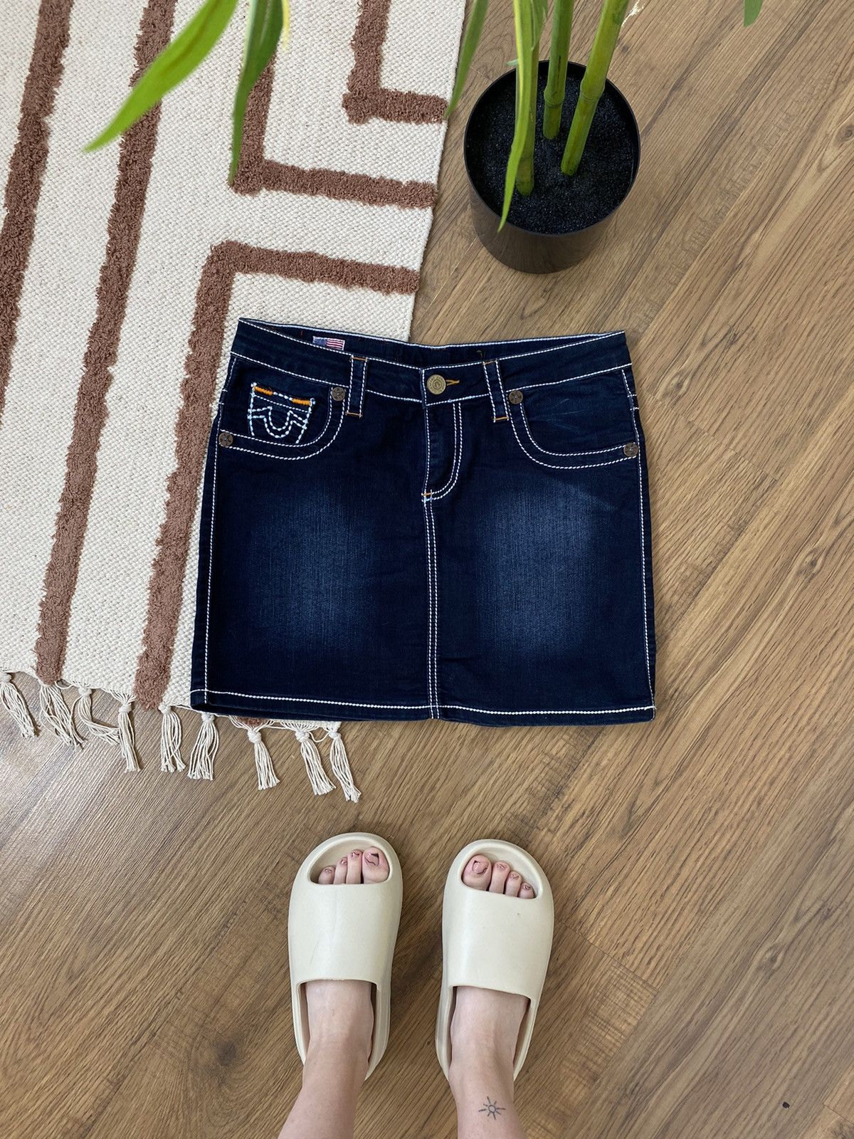 True Religion TRUE RELIGION DENIM CONTRAST STITCH MINI SKIRT Size 31" - 3 Thumbnail