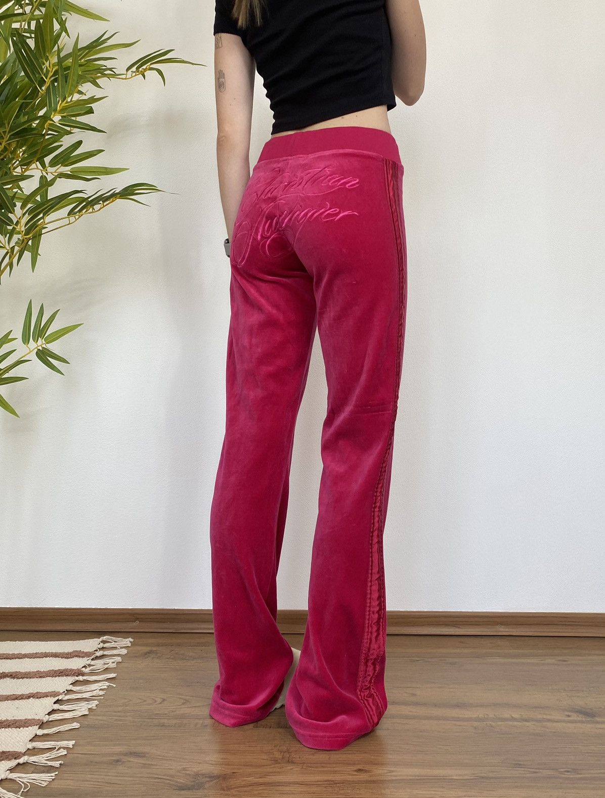 Christian Audigier CHRISTIAN AUDIGIER VELOUR CRIMSON SWEATPANTS Size 27" / US 4 / IT 40 - 8 Thumbnail
