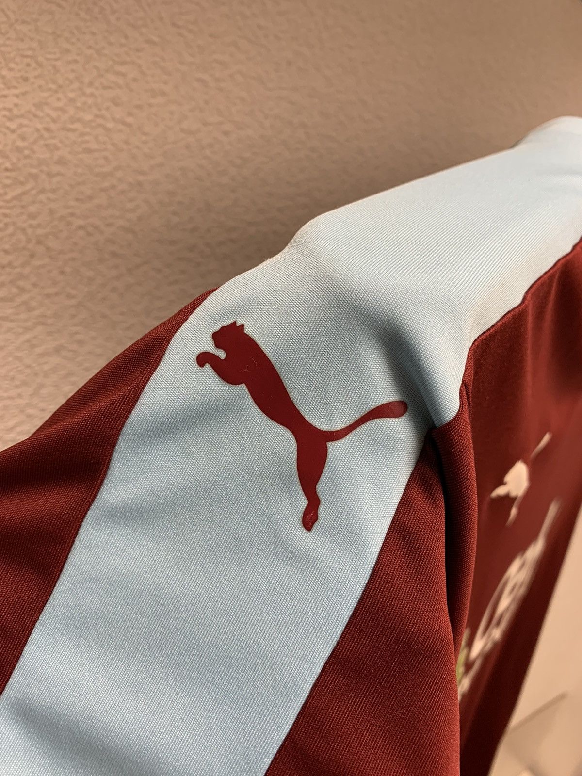 Puma Burnley football club Puma soccer jersey L furnitureland Size US L / EU 52-54 / 3 - 4 Thumbnail