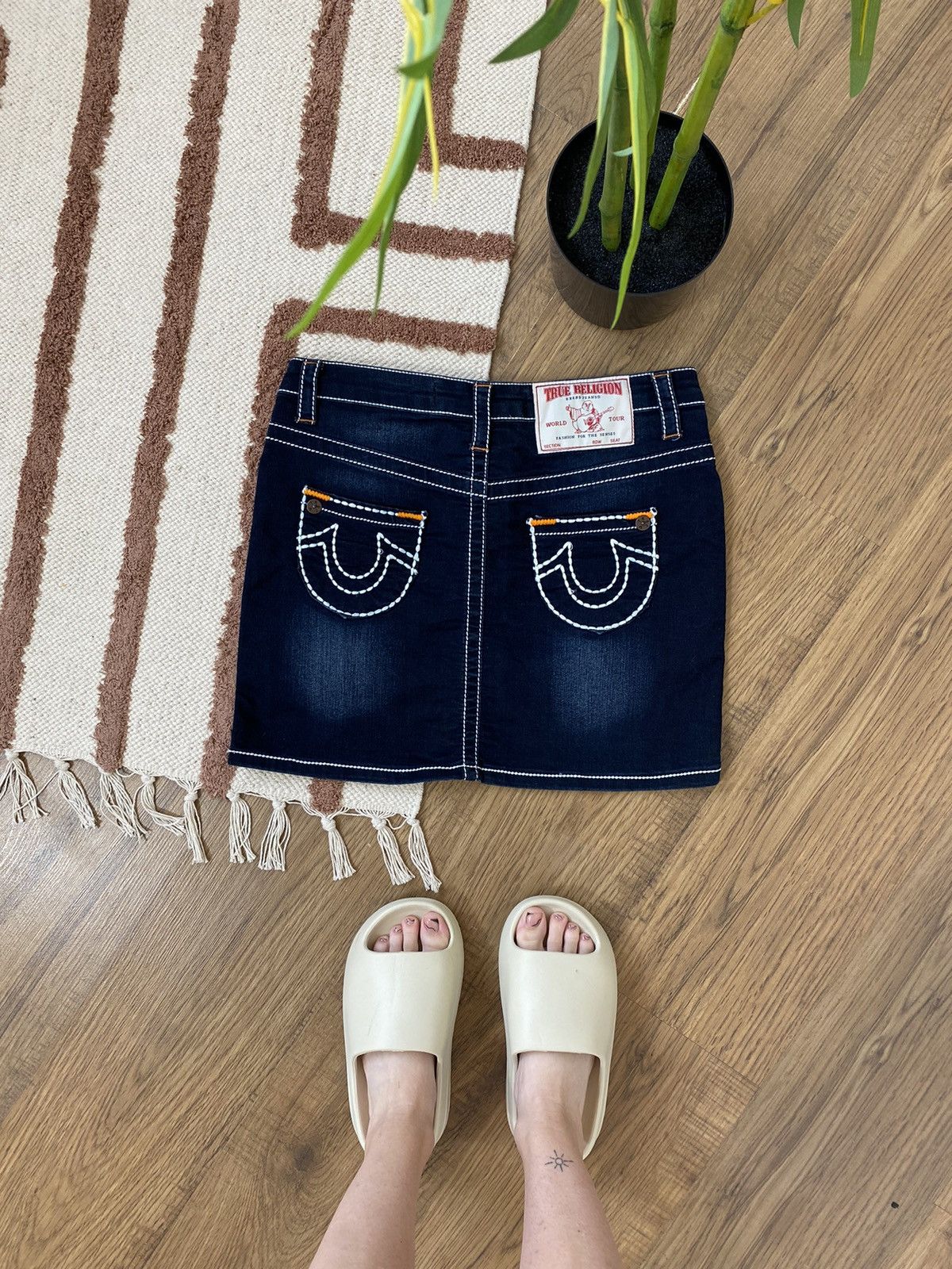 True Religion TRUE RELIGION DENIM CONTRAST STITCH MINI SKIRT Size 31" - 1 Thumbnail
