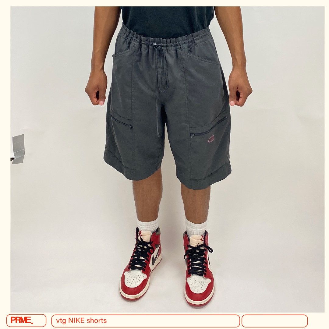 Vintage vintage Y2K NIKE Swoosh Cargo pocket trunk shorts Size US 38 / EU 54 - 6 Thumbnail