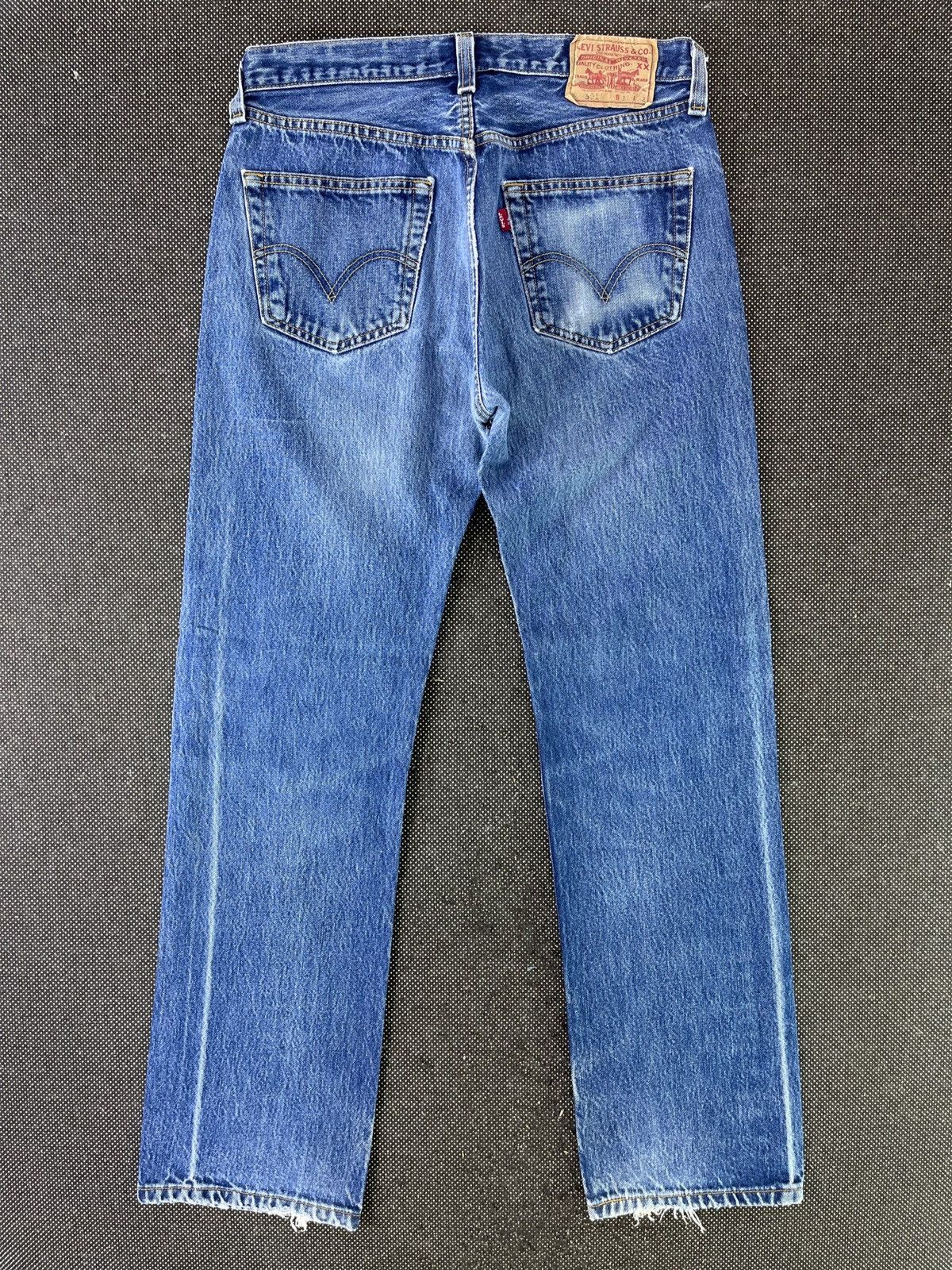 Levi's × Vintage Vintage Levi's 501 Ripped Blue Washed Jeans 32 x 32 - J290 Size US 32 / EU 48 - 2 Thumbnail
