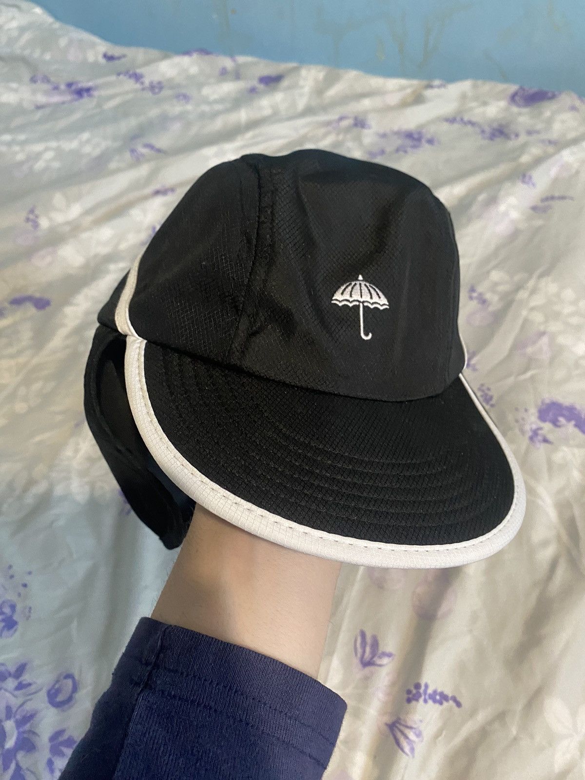 Helas deserting hat new