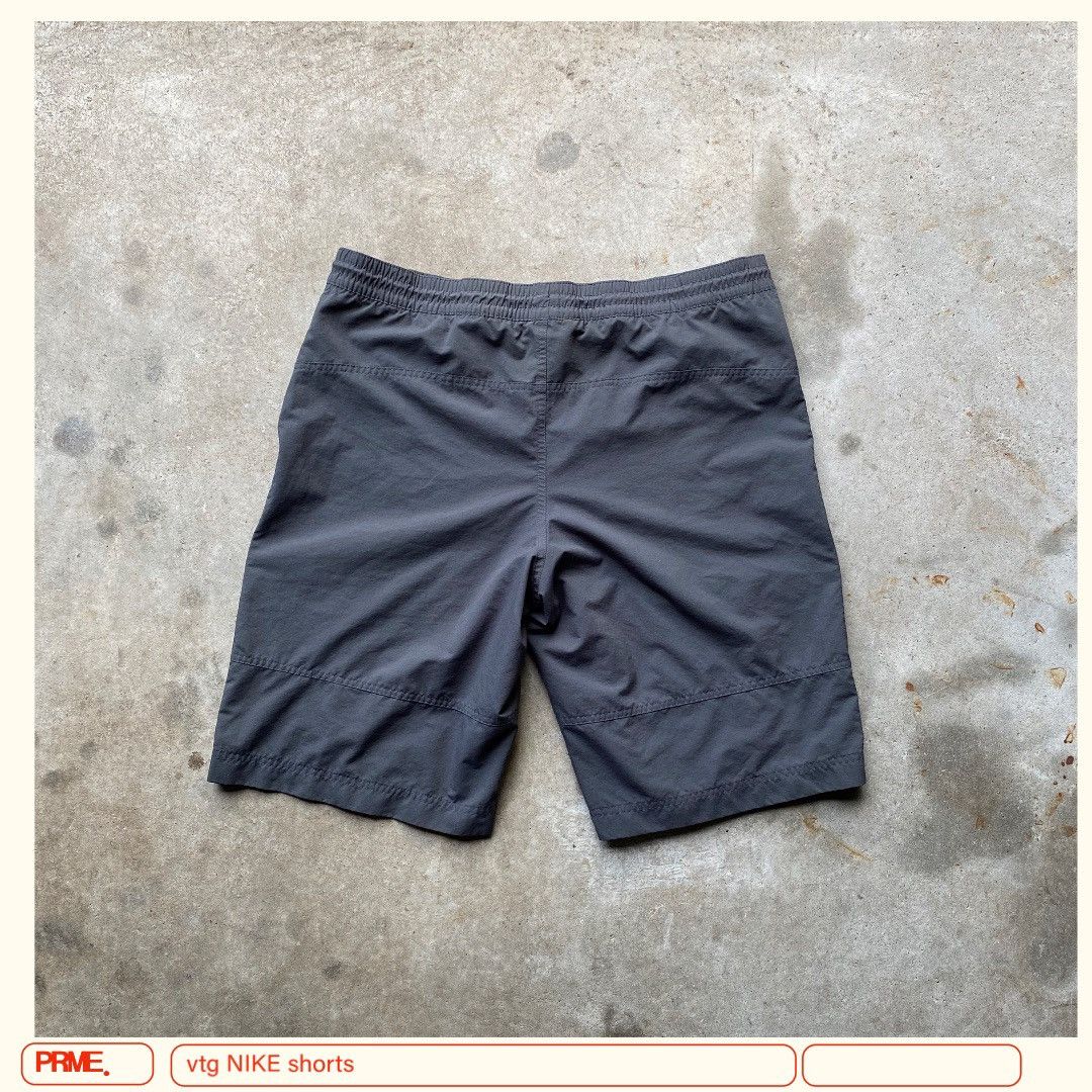 Vintage vintage Y2K NIKE Swoosh Cargo pocket trunk shorts Size US 38 / EU 54 - 17 Thumbnail