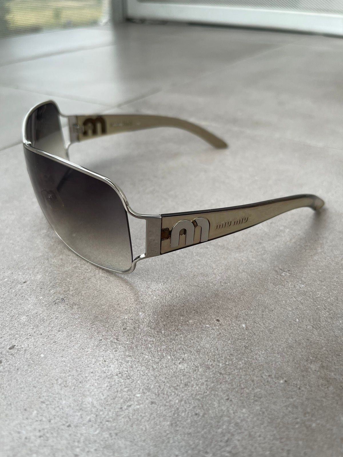 Pre-owned Miu Miu Ds!  Smu52g 1bc-2q1 Grey Silver Shield Sunglasses In Silver Gray