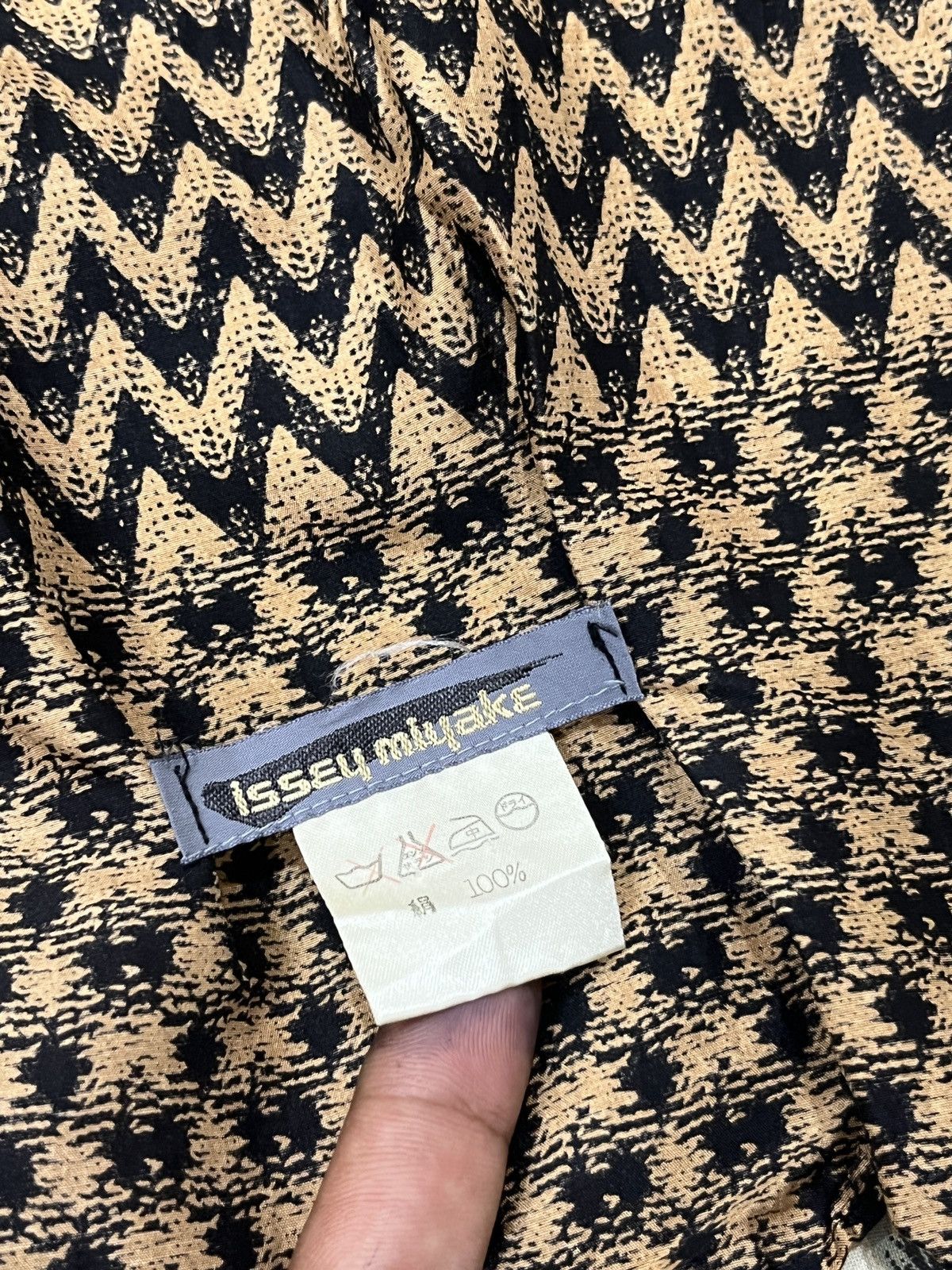 Issey Miyake 🔥🔥🔥 ISSEY MIYAKE LARGE SCARF Size ONE SIZE - 8 Thumbnail