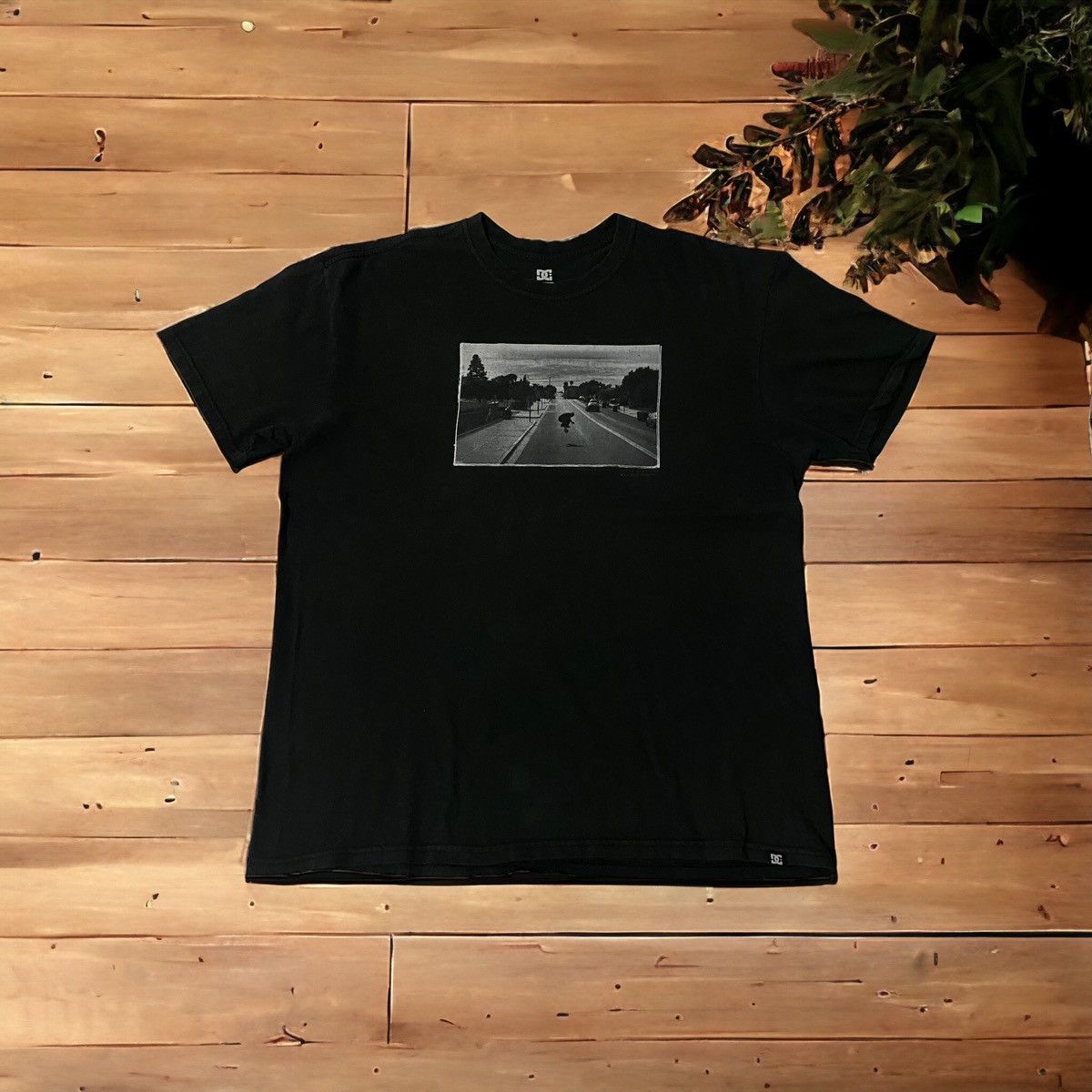 DC Vintage Dc Shoes T Shirt Size US XL / EU 56 / 4 - 1 Thumbnail