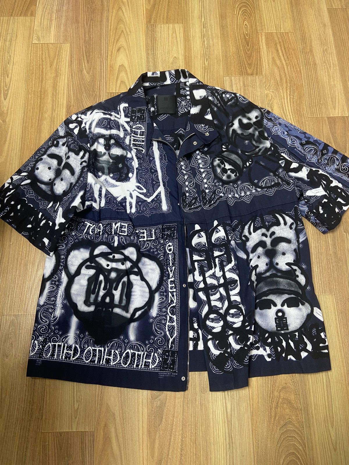 Givenchy 41 Givenchy X Chito Oversized bandana shirt jacket Size US L / EU 52-54 / 3 - 1 Thumbnail