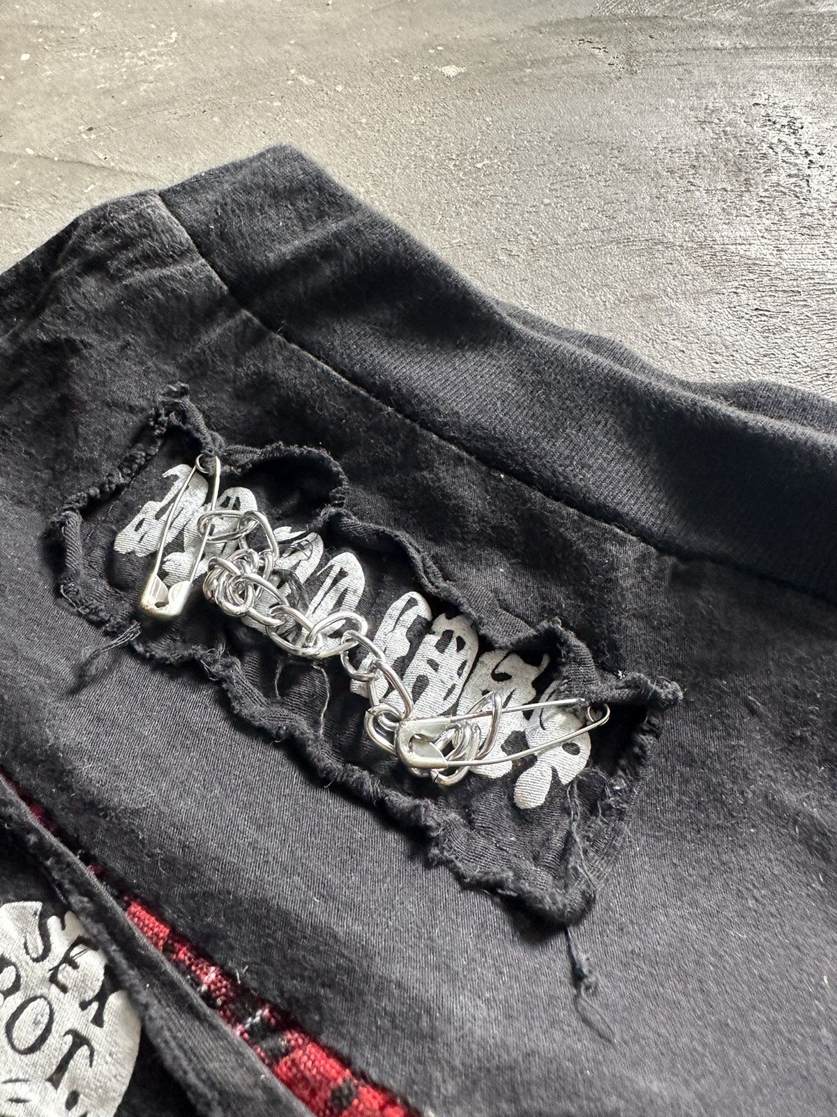Japanese Brand Sex Pot Punk Bondage Style Chain Skull Mini Skirt Size 26" / US 2 / IT 38 - 7 Thumbnail