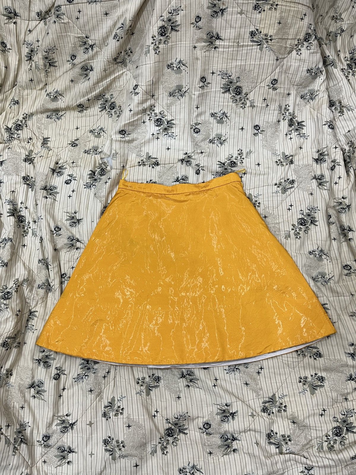 Louis Vuitton (Qqqq). LOUIS VUITTON SHINE SKIRTS Size 28" / US 6 / IT 42 - 8 Thumbnail
