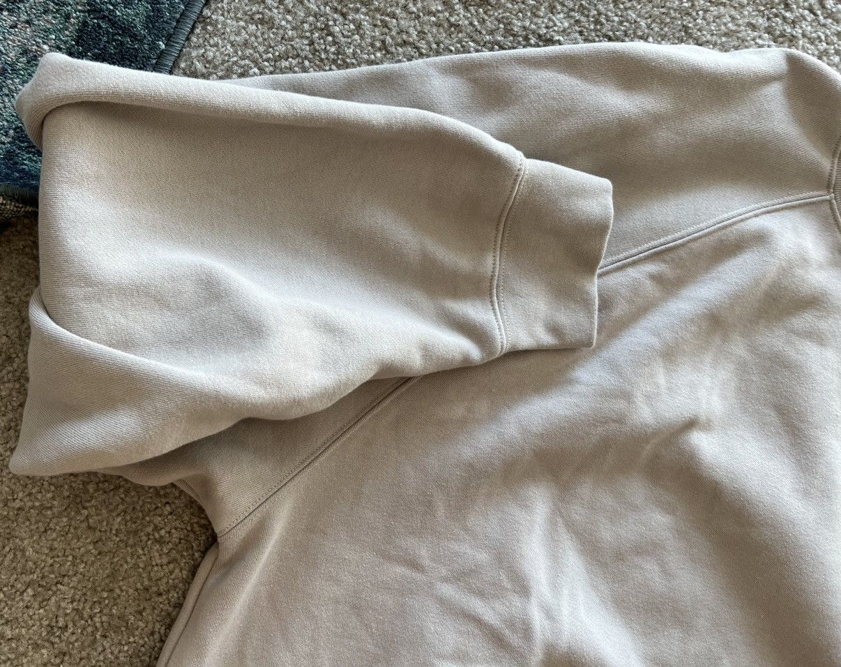 Essentials × Fear of God Fear of God Essentials Tan Logo Crewneck Sweatshirt Size XXL Size US XXL / EU 58 / 5 - 7 Thumbnail