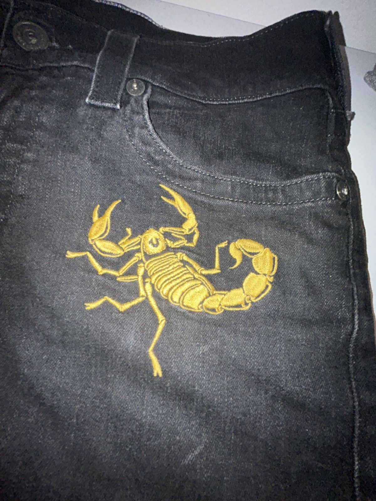 True Religion *RARE* True Religion Embroidered Scorpion Novelty Shorts Size US 33 - 2 Thumbnail