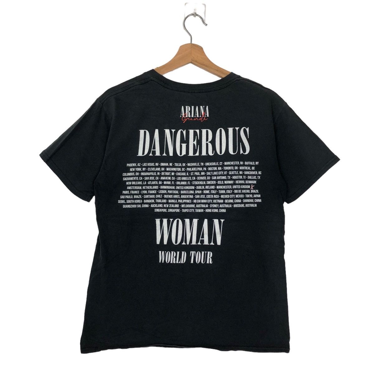 Band Tees VINTAGE ARIANA GRANDE DANGEROUS WORLD WOMAN TOUR BIG LOGO Size US M / EU 48-50 / 2 - 7 Thumbnail