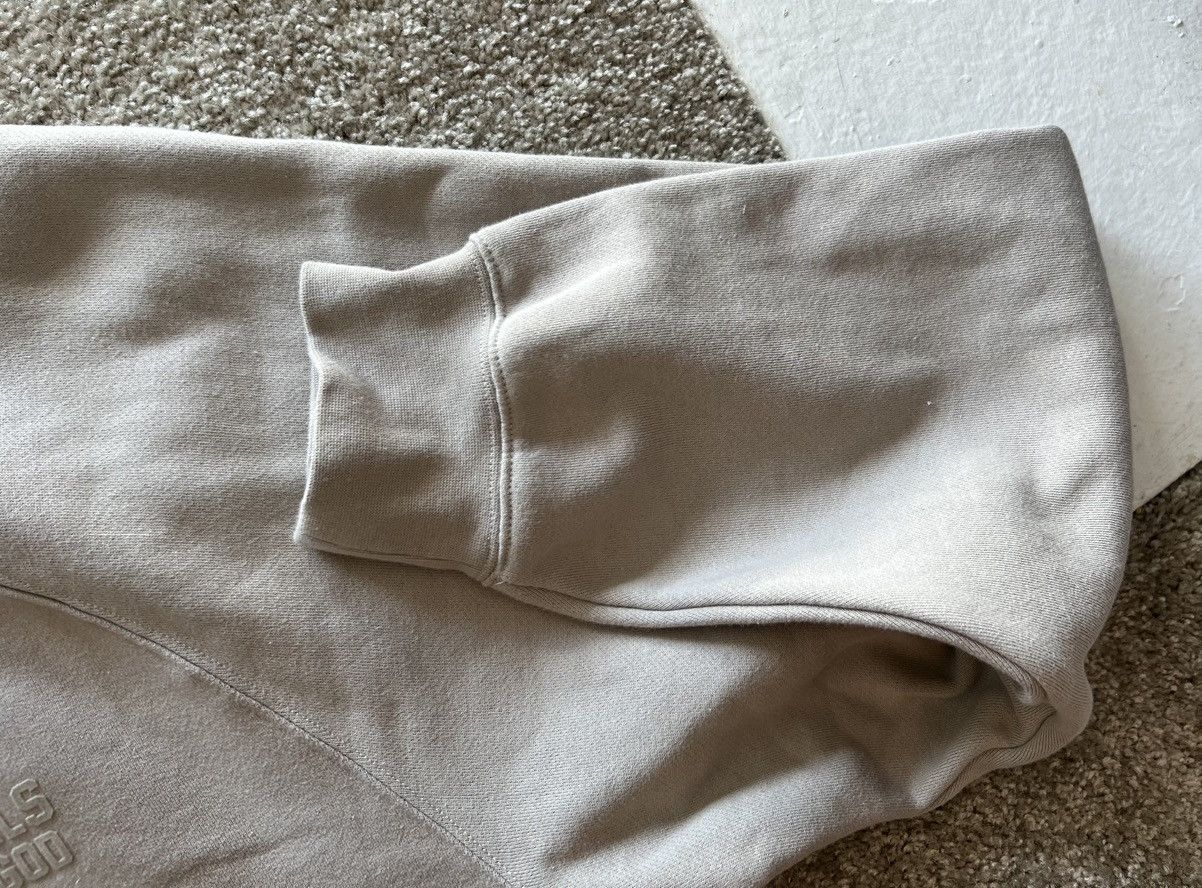 Essentials × Fear of God Fear of God Essentials Tan Logo Crewneck Sweatshirt Size XXL Size US XXL / EU 58 / 5 - 6 Thumbnail