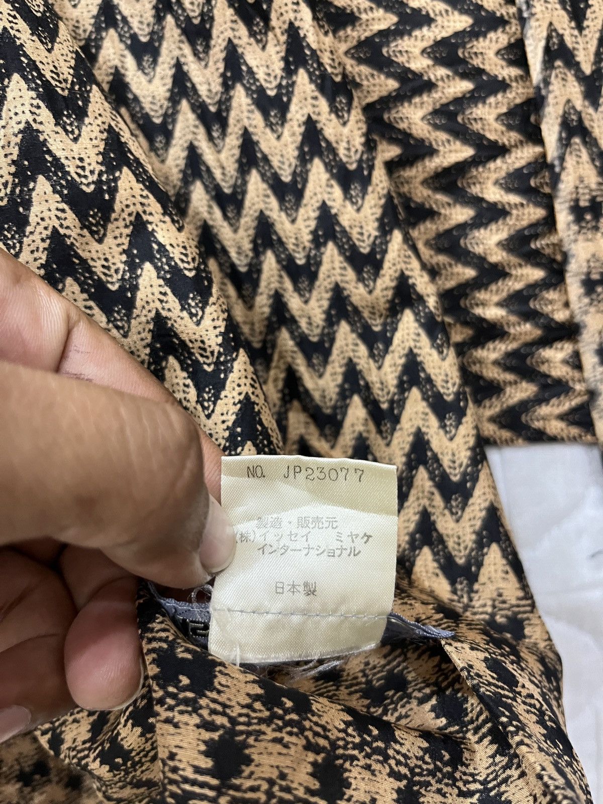Issey Miyake 🔥🔥🔥 ISSEY MIYAKE LARGE SCARF Size ONE SIZE - 6 Thumbnail
