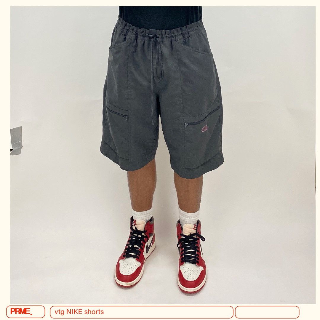 Vintage vintage Y2K NIKE Swoosh Cargo pocket trunk shorts Size US 38 / EU 54 - 3 Thumbnail